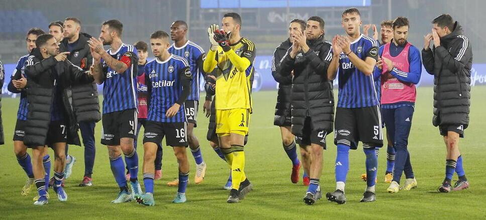Giocatori del Pisa salutano il pubblico al termine di una partita all’Arena