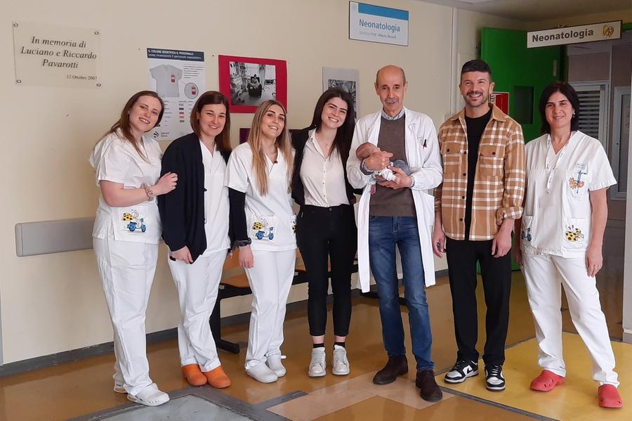 Nato prematuro, dopo quattro mesi di ricovero Achille torna a casa