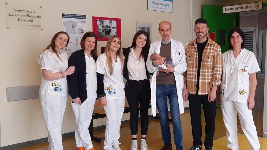 Nato prematuro, dopo quattro mesi di ricovero Achille torna a casa