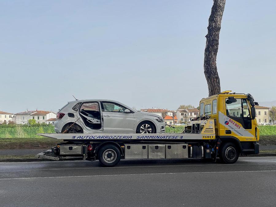 Empoli, auto si ribalta all’alba: paura per cinque ragazzi, due sono gravi