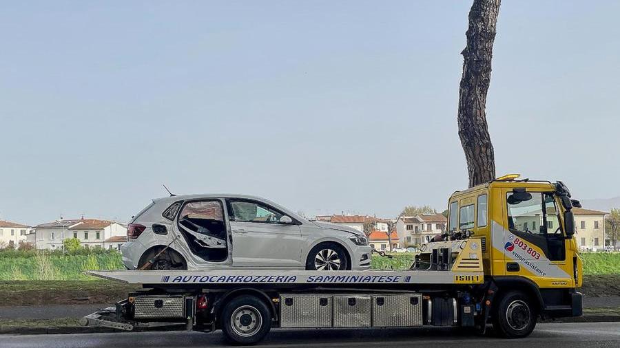 Empoli, auto si ribalta all’alba: paura per cinque ragazzi, due sono gravi
