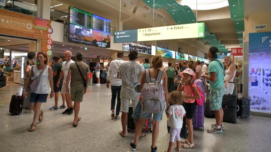 Olbia, passeggeri all'interno dell'aeroporto Costa Smeralda