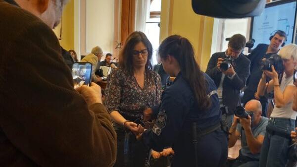 No ai domiciliari per Ilaria Salis. Schlein: «Il governo reagisca»