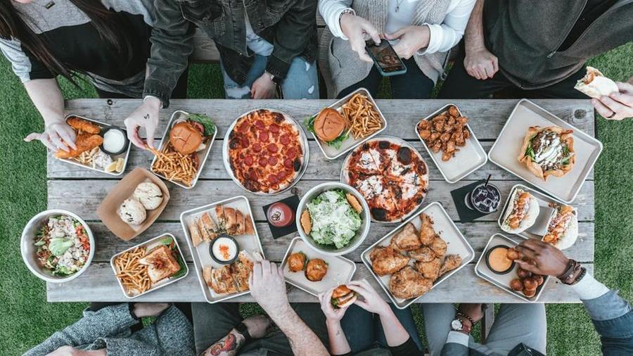 Pasqua, pranzo senza pensieri: i quattro consigli base per evitare brutte sorprese