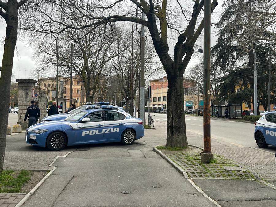 Modena, giovane inseguito da una banda e pestato con il sellino da una bici: sassaiola in autostazione