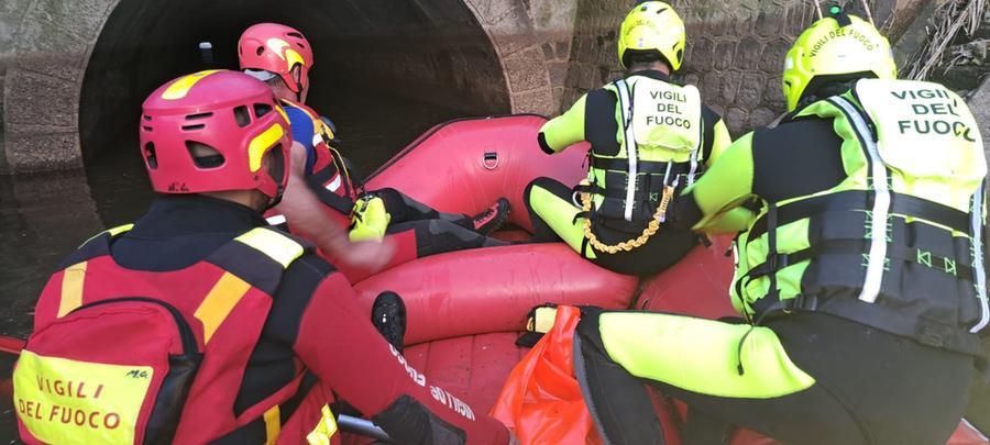
	I vigili del fuoco scandagliano un canale di irrigazione

