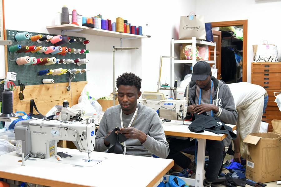 Olbia, il sarto di 27 anni venuto dal Senegal: «Diventerò uno stilista, ora insegno il cucito ai detenuti»