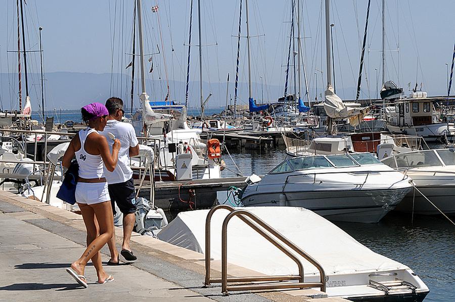 
	Imbarcazioni da diporto nel porticciolo turistico torregrande,

