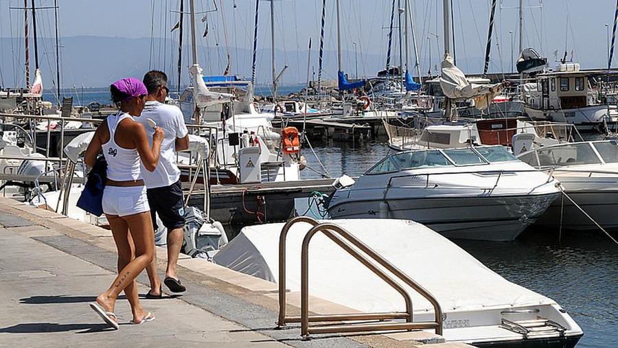 Imbarcazioni da diporto nel porticciolo turistico torregrande,