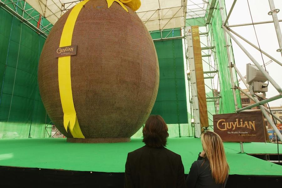 L’uovo di Pasqua da guinness è alto più di dieci metri: ecco dove e come è stato realizzato