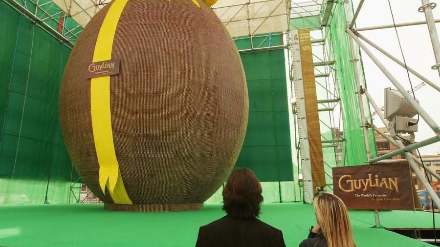 L’uovo di Pasqua da guinness è alto più di dieci metri: ecco dove e come è stato realizzato