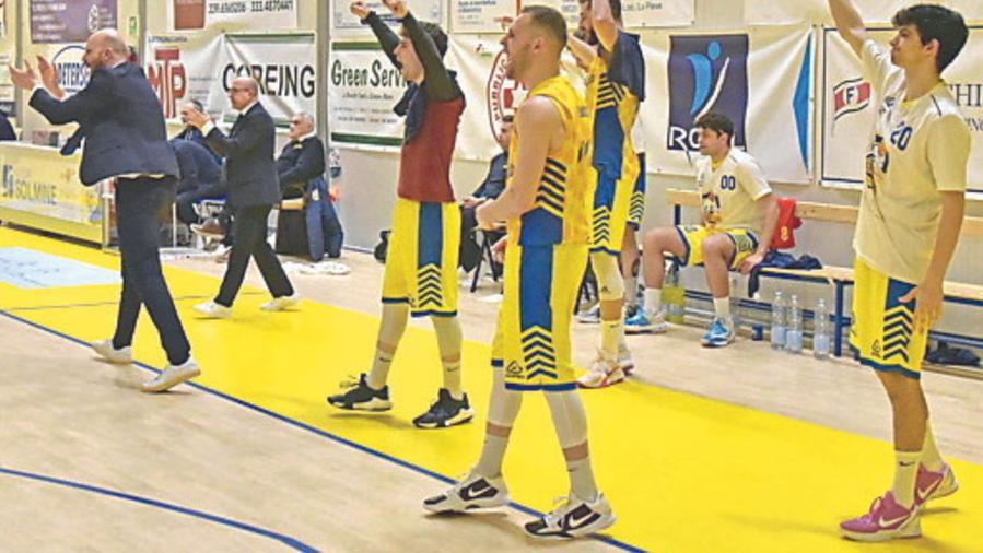 L'esultanza dei giocatori del Golfo basket Piombino