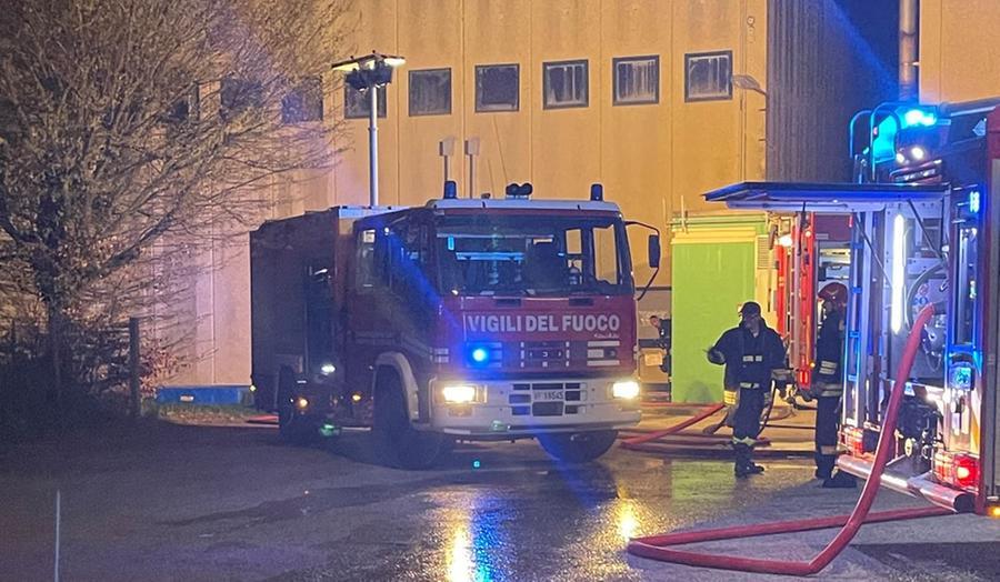 Tresigallo, incendio in palestra: vigili del fuoco al lavoro per ore