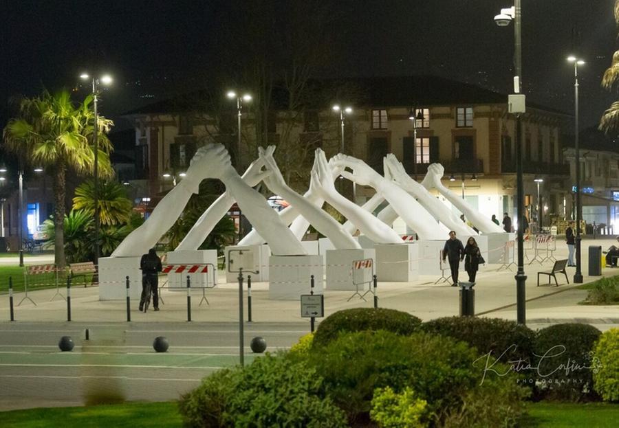 
	Le sculture di Lorenzo Quinn sistemate nella piazza di Tonfano (foto Katia Corfini)

