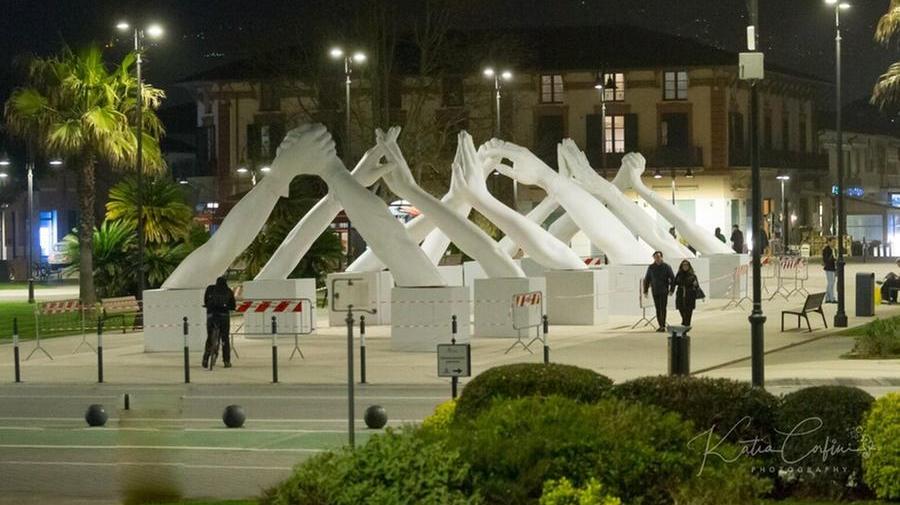Le sculture di Lorenzo Quinn sistemate nella piazza di Tonfano (foto Katia Corfini)