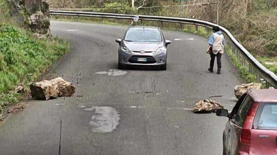 I massi caduti sulla strada