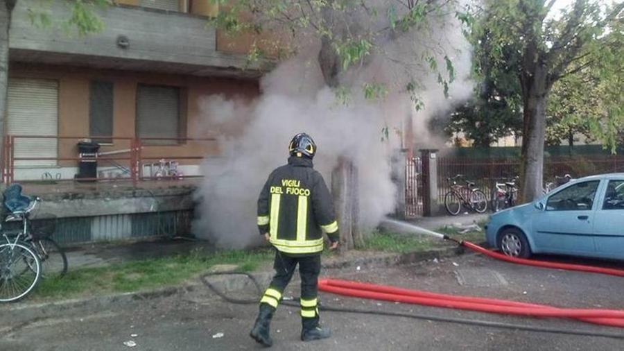 Carpi, incendio in un condominio di via Lago di Bolsena: una donna all’ospedale