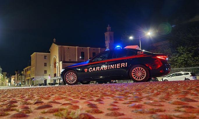 Argenta, prende a calci l’ambulanza