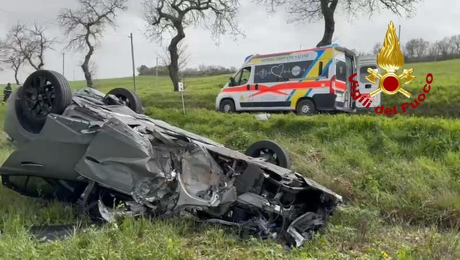 Lajatico, scontro frontale fra due auto: tra i 4 feriti una donna incinta e una bambina di 3 anni