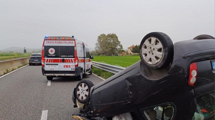 Grosseto, si ribalta con l’auto sull’Aurelia: ferita una donna di 30 anni