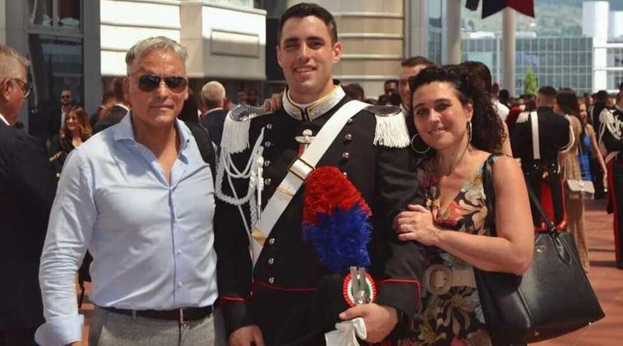 
	Francesco Carelli in divisa con il padre Giuseppe e la madre Maria Oliva

