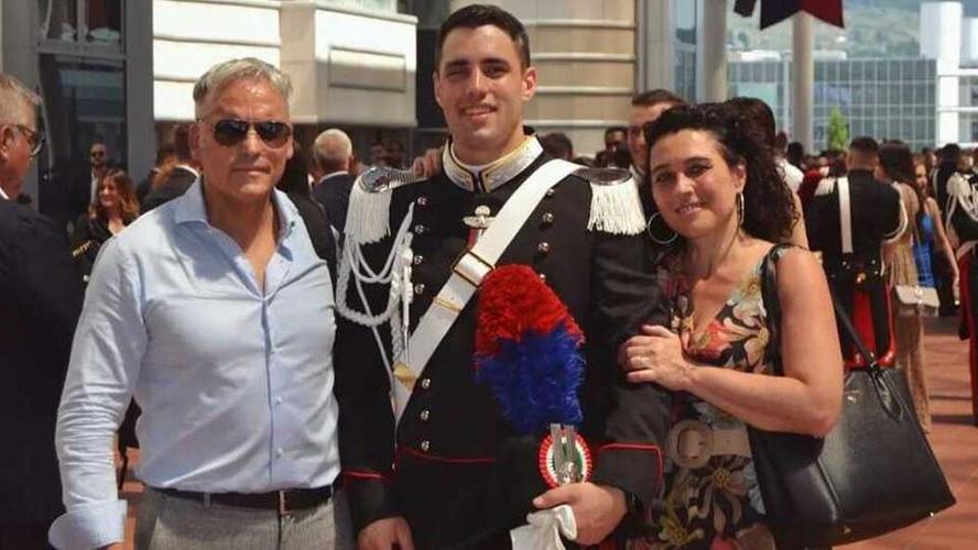 Francesco Carelli in divisa con il padre Giuseppe e la madre Maria Oliva
