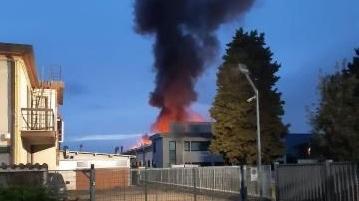 L'incendio nell'azienda a Scandicci