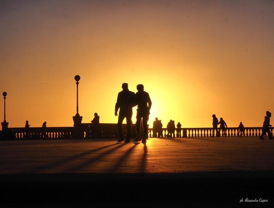 E Livorno aspetta i tramonti da cartolina di Alessandro Ciapini: buona Pasquetta