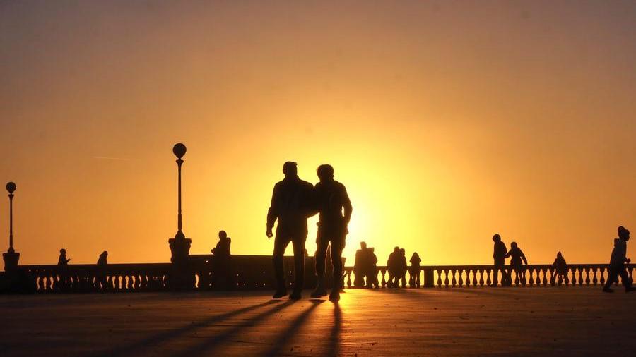 E Livorno aspetta i tramonti da cartolina di Alessandro Ciapini: buona Pasquetta