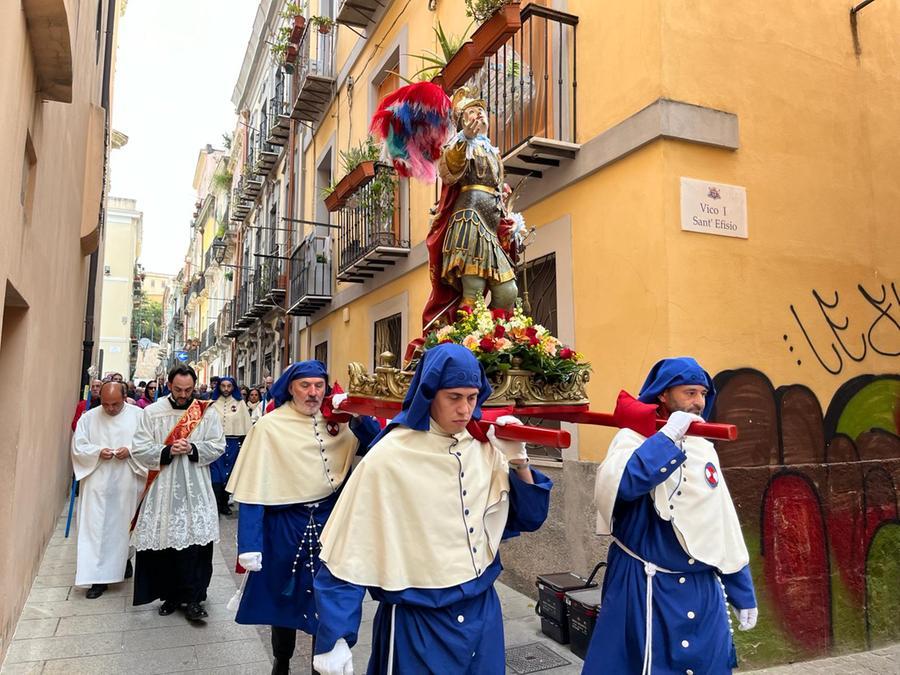 La statua di Sant’Efisio in processione a Cagliari: la festa di Pasquetta nell’isola è cominciata