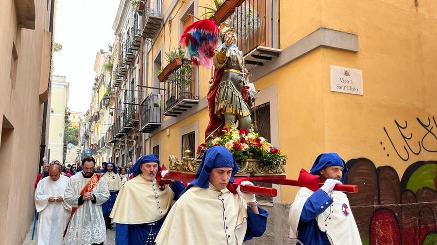 La statua di Sant’Efisio in processione a Cagliari: la festa di Pasquetta nell’isola è cominciata