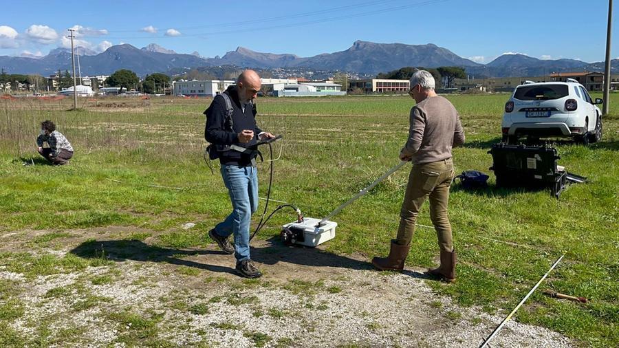 
	Le indagini con il georadar effettuate nel campo di via dei Comparini dove &egrave; sepolta la balena a due metri di profondit&agrave;

