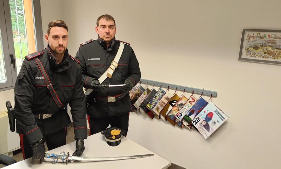 Campagnola, con due katana trapassa la porta e lo insegue in cortile