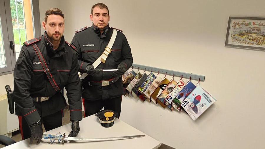 Campagnola, con due katana trapassa la porta e lo insegue in cortile