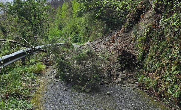 Massa, frana il versante lungo la strada in località Al Santo: 15 famiglie isolate. Poi la riapertura