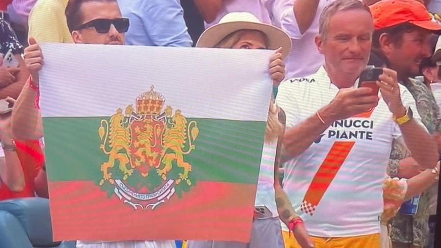 A destra il tifoso azzurro con la maglia della Pistoiese