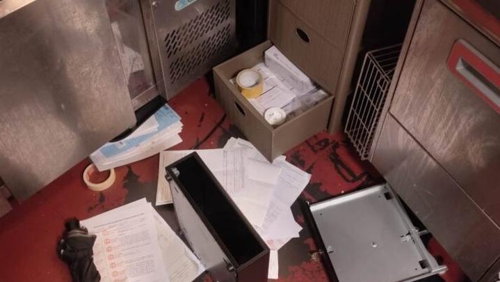 Il locale a soqquadro in una foto concessa da Giacomo Veroni