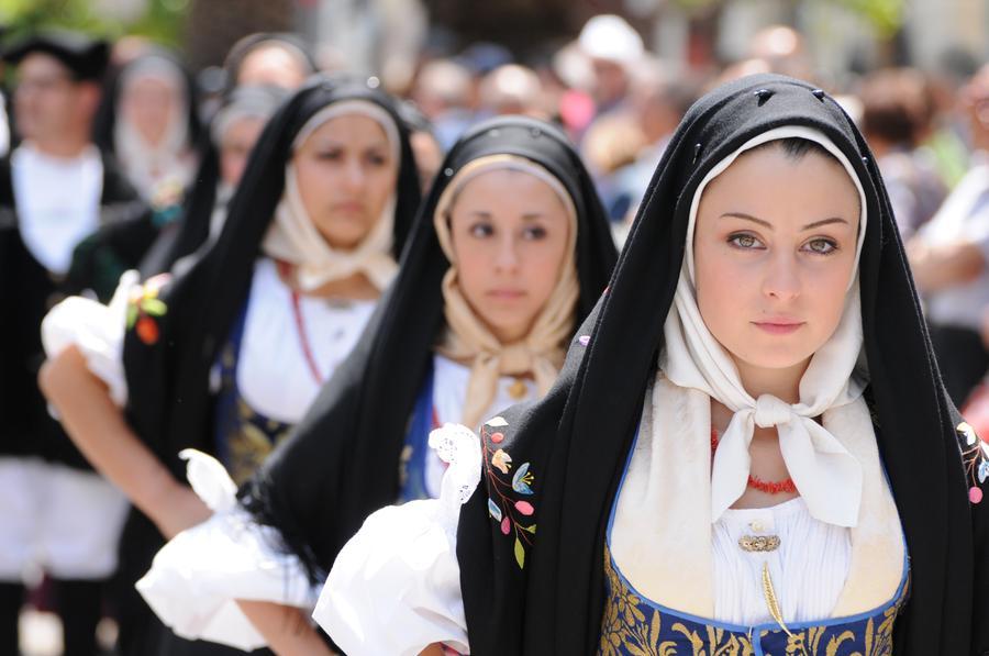 Cavalcata sarda, quando i colori dell’isola invadono le strade di Sassari