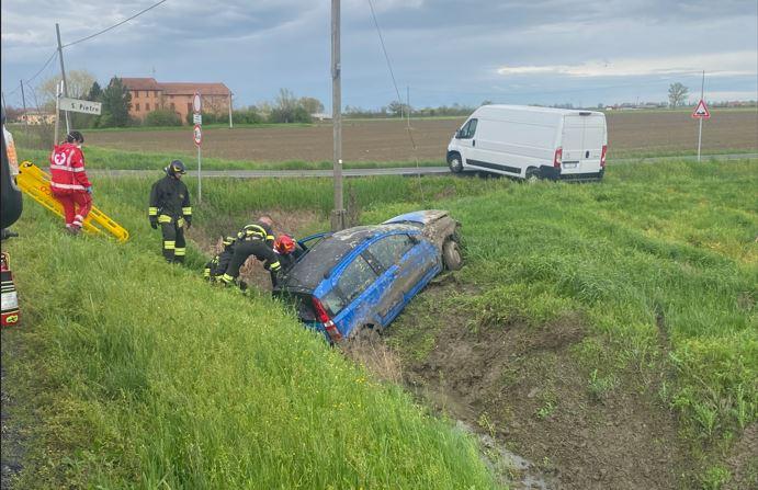 Rio Saliceto (Reggio Emilia), Incidente: Vola Con L’auto Nel Fosso E Si ...