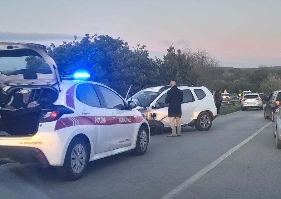 Livorno, scontro tra tre auto sul cavalcavia della Cigna: traffico in tilt