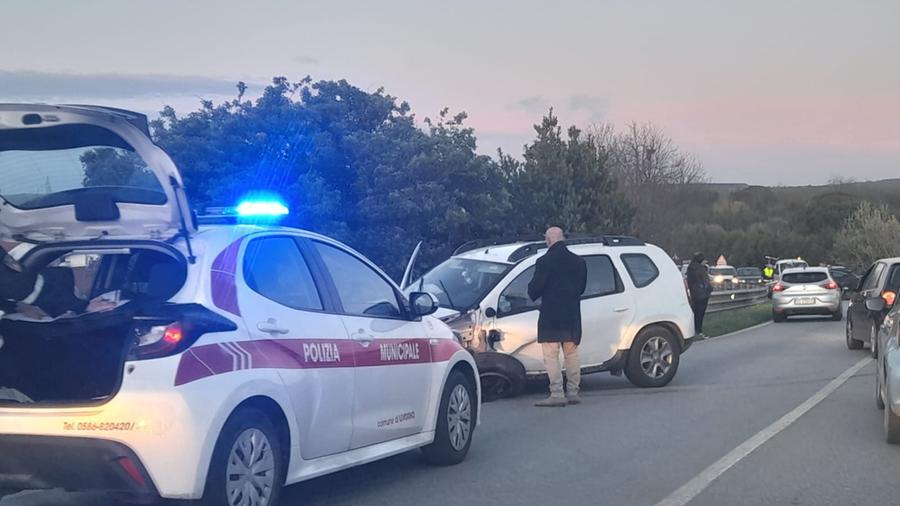 Livorno, scontro tra tre auto sul cavalcavia della Cigna: traffico in tilt