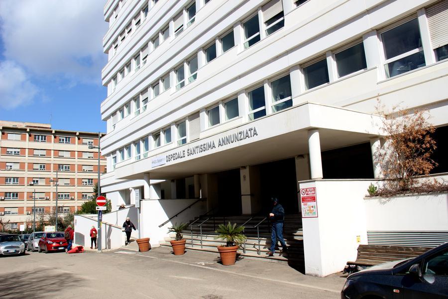 Cadde dal letto dell’ospedale dopo la seduta di fisioterapia, una 72enne fa causa all’Aou