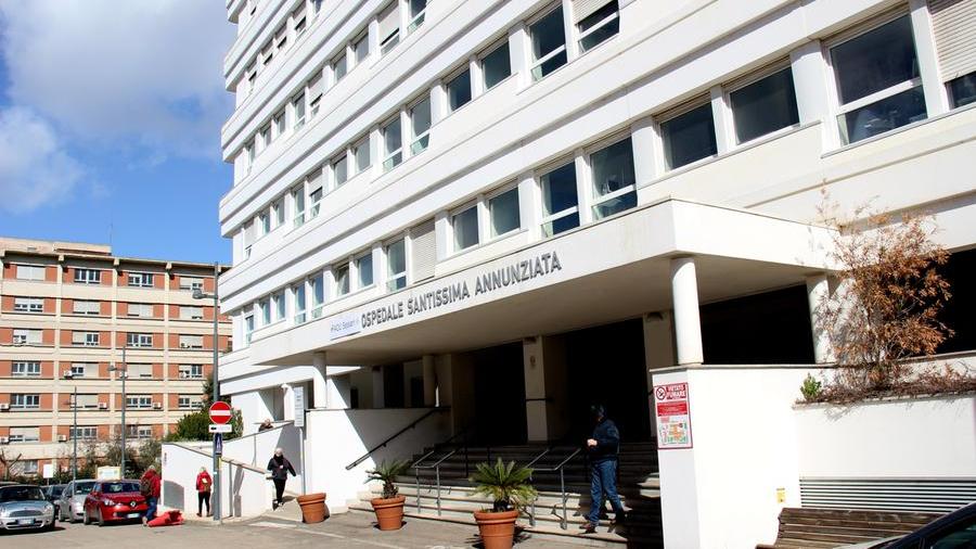 Cadde dal letto dell’ospedale dopo la seduta di fisioterapia, una 72enne fa causa all’Aou