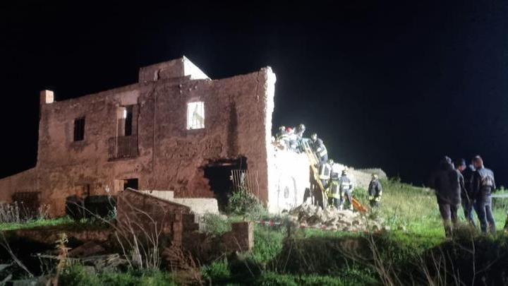 Tragedia a Nuoro, crolla il tetto di una casa diroccata: morti due ragazzini