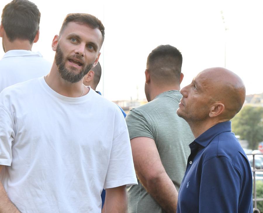 <strong>Stefano Gentile</strong> ormai ex capitano della Dinamo e il presidente<strong> Stefano Sardara</strong>