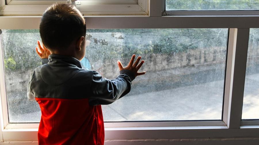 «Mamma, ci sono i ladri»: a 7 anni sventa il furto in casa a Torre del Lago e fa catturare un malvivente