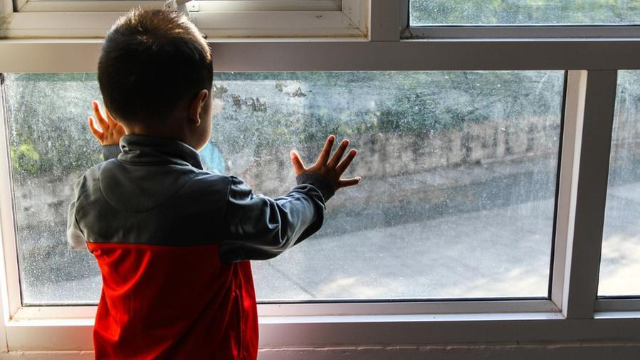 «Mamma, ci sono i ladri»: a 7 anni sventa il furto in casa a Torre del Lago e fa catturare un malvivente