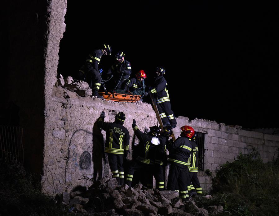 Nuoro, due ragazzini muoiono nel casolare abbandonato: crolla il tetto, salvo un amico