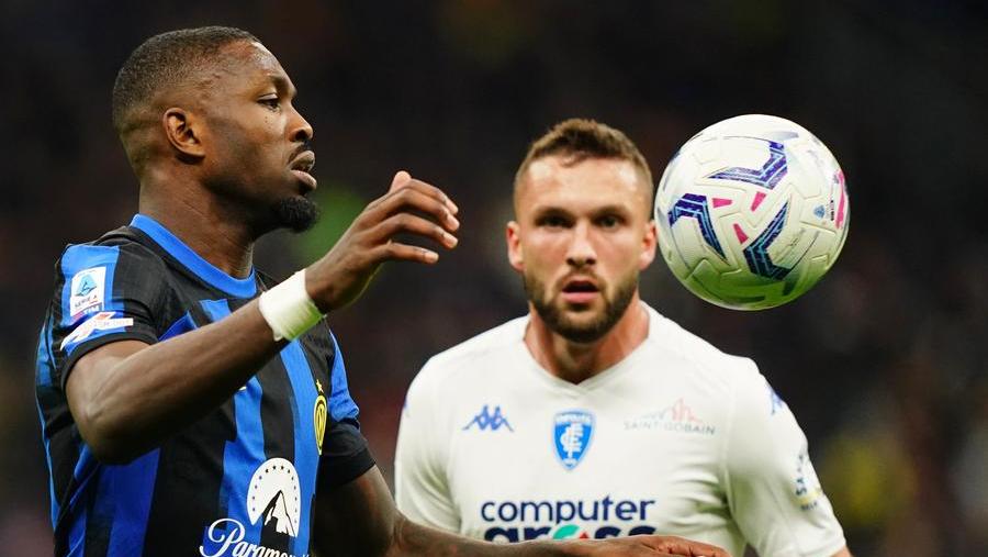 Sebastian Walukiewicz in marcatura su Marcus Thuram