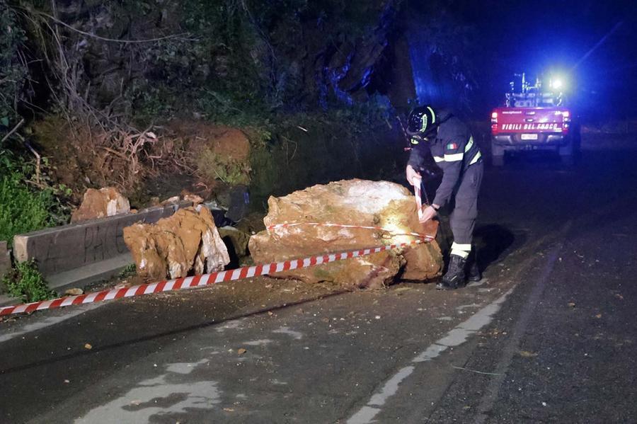 Massa, frana la strada a San Carlo Terme nella notte: è parzialmente agibile